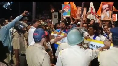 पालकमंत्री संजय शिरसाट यांच्या घरासमोर प्रहार संघटनेचे मशाल आंदोलन