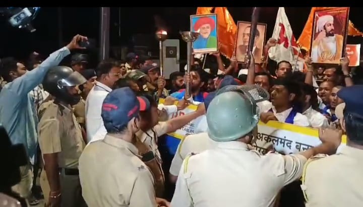 पालकमंत्री संजय शिरसाट यांच्या घरासमोर प्रहार संघटनेचे मशाल आंदोलन पालकमंत्री संजय शिरसाट यांच्या घरासमोर प्रहार संघटनेचे मशाल आंदोलन