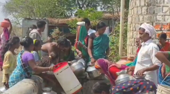 नांदेडच्या गारगोटवाडीत भीषण पाणीटंचाई. नांदेडच्या गारगोटवाडीत भीषण पाणीटंचाई.