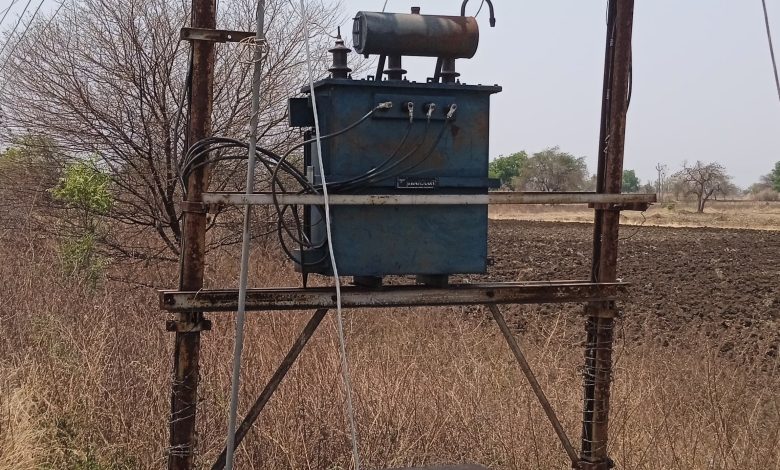 गडग्यात महावितरणाचा भोंगळ कारभार , एक महिन्यापासून डिपी बंद गडग्यात महावितरणाचा भोंगळ कारभार , एक महिन्यापासून डिपी बंद