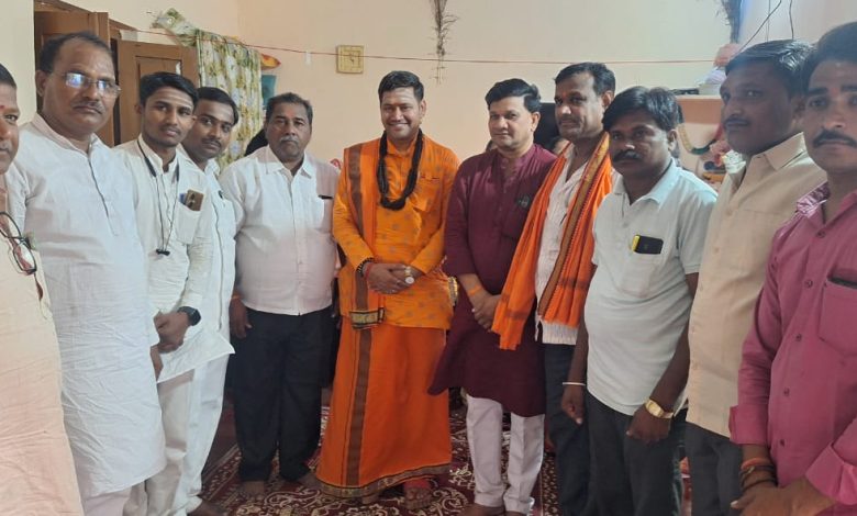 नरसी येथील चौधरी यांच्या निवासस्थानी सदगुरु सिद्धचैतन्य शिवाचार्य महाराज यांचे भव्य स्वागत. नरसी येथील चौधरी यांच्या निवासस्थानी सदगुरु सिद्धचैतन्य शिवाचार्य महाराज यांचे भव्य स्वागत.