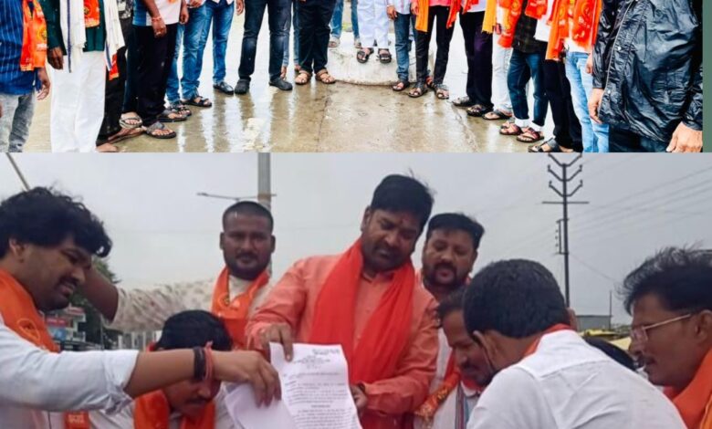 हिंदी सक्तीच्या राज्य शासनाच्या जीआरची माहूर येथे शिवसेना उबाठा च्या वतीने होळी!. हिंदी सक्तीच्या राज्य शासनाच्या जीआरची माहूर येथे शिवसेना उबाठा च्या वतीने होळी!.