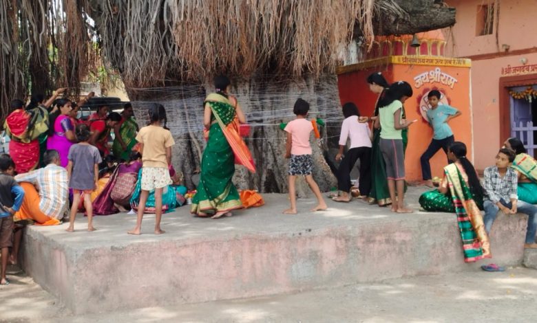 पतीच्या दीर्घायुष्याची प्रार्थना करणाऱ्या सुहासिनीवर आग्या मोहळ चा हल्ला! . पतीच्या दीर्घायुष्याची प्रार्थना करणाऱ्या सुहासिनीवर आग्या मोहळ चा हल्ला! .