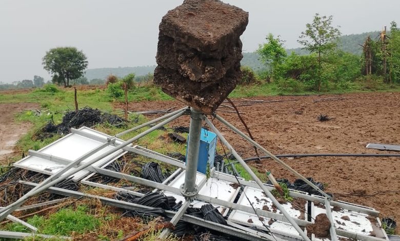 सौर उर्जा पॅनल कोसळल्याने शेतकऱ्याचे नुकसान ! . सौर उर्जा पॅनल कोसळल्याने शेतकऱ्याचे नुकसान ! .