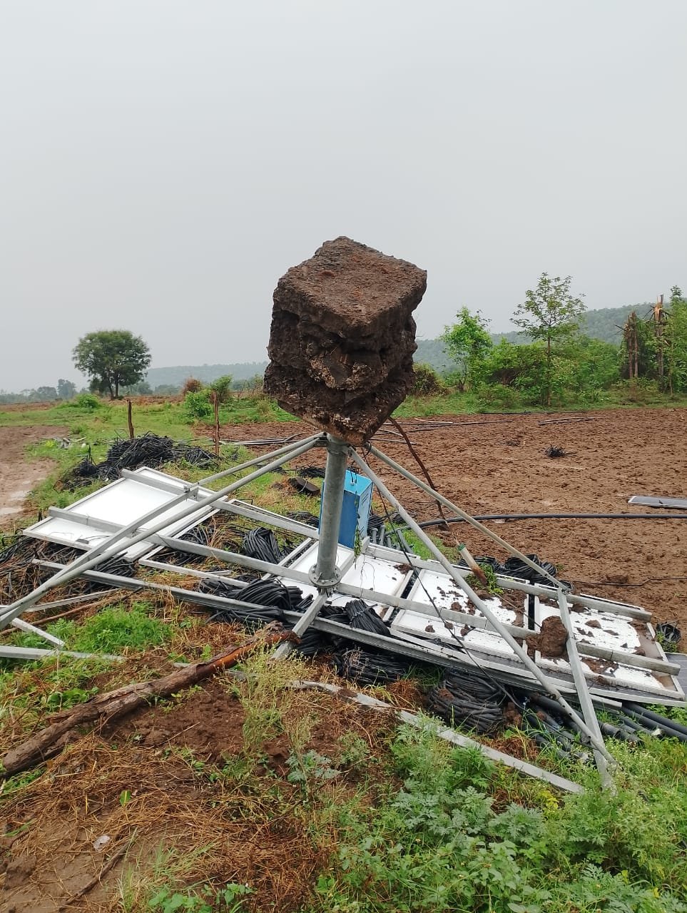 सौर उर्जा पॅनल कोसळल्याने शेतकऱ्याचे नुकसान ! .