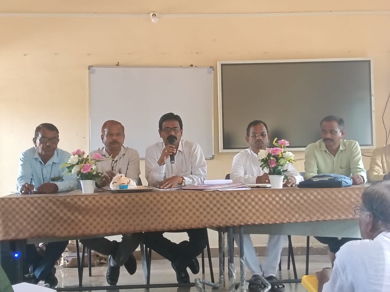 नवीन शैक्षणिक वर्षातील शाळा प्रवेशोत्सव उत्साहात साजरा करावा – गटशिक्षणाधिकारी सुरेश पाटील!.