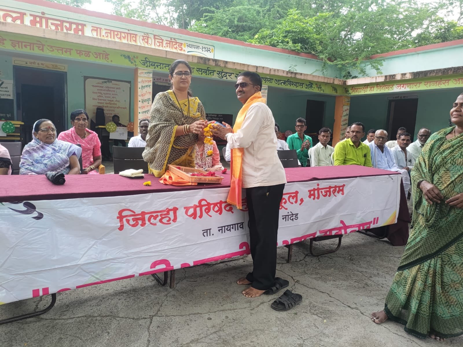 पुनम ताई पवार यांच्या कडून मांजरम जिल्हापरिषद हायस्कूल मधील विद्यार्थी व शिक्षक यांचा सन्मान.