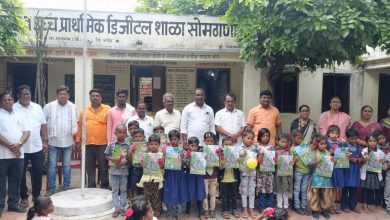 जिल्हा परिषद प्राथमिक शाळा सोमठाणा येथे पहिल्या दिवशी विद्यार्थ्यांना पाठ्यपुस्तक व गुलाबाचे फुल देऊन स्वागत .