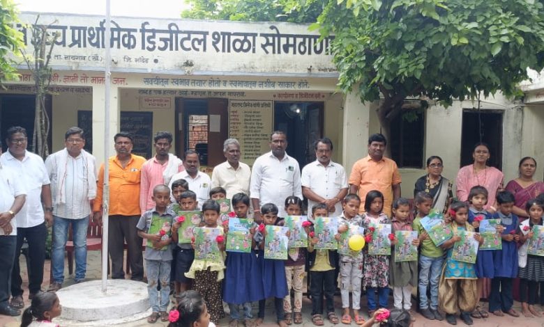 जिल्हा परिषद प्राथमिक शाळा सोमठाणा येथे पहिल्या दिवशी विद्यार्थ्यांना पाठ्यपुस्तक व गुलाबाचे फुल देऊन स्वागत . जिल्हा परिषद प्राथमिक शाळा सोमठाणा येथे पहिल्या दिवशी विद्यार्थ्यांना पाठ्यपुस्तक व गुलाबाचे फुल देऊन स्वागत .