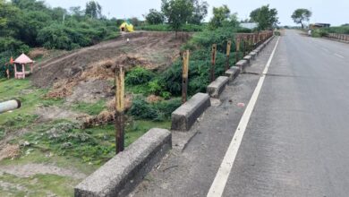 गोदावरी नदीच्या पुलाचा कटडा गेला चोरीस वाहनधारकांना करावी लागते कसरत प्रवाशांचा जीव धोक्यात ..सार्वजनिक बांधकाम विभागाचे दुर्लक्ष!.