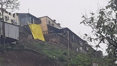 निर्माणधीन लिफ्ट स्काय वाकची रेणुका देवी संस्थान वरील भिंत कोसळली!.