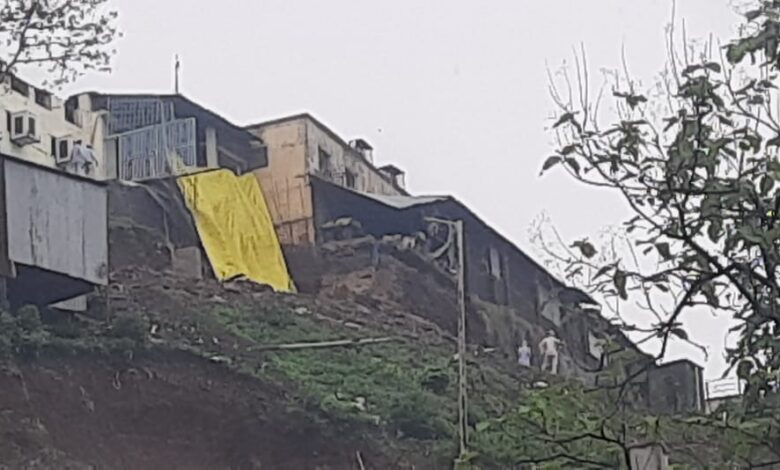 निर्माणधीन लिफ्ट स्काय वाकची रेणुका देवी संस्थान वरील भिंत कोसळली!. निर्माणधीन लिफ्ट स्काय वाकची रेणुका देवी संस्थान वरील भिंत कोसळली!.