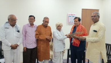 माहुरगड येथे राज्याचे मंत्री मंगलप्रभात लोढा यांना स्नेह निमंत्रण.