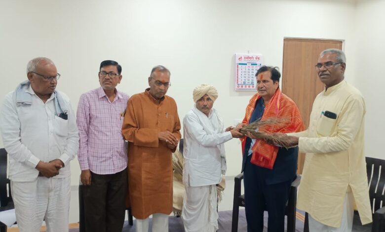 माहुरगड येथे राज्याचे मंत्री मंगलप्रभात लोढा यांना स्नेह निमंत्रण. माहुरगड येथे राज्याचे मंत्री मंगलप्रभात लोढा यांना स्नेह निमंत्रण.