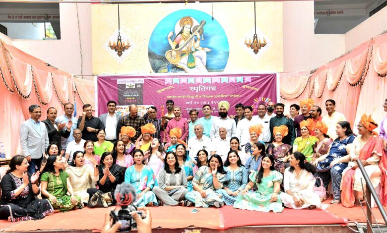 स्मृतिगंध : २७ वर्षांनंतरचा शाळेतील माजी विद्यार्थ्यांचा स्नेहमेळावा. स्मृतिगंध : २७ वर्षांनंतरचा शाळेतील माजी विद्यार्थ्यांचा स्नेहमेळावा.