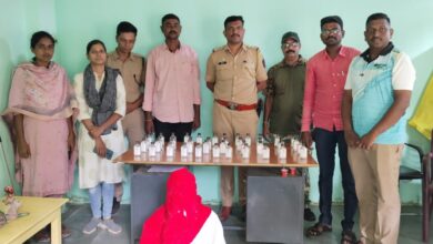 अवैधरित्या देशी दारू विक्री करताना रंगेहात पकडले .