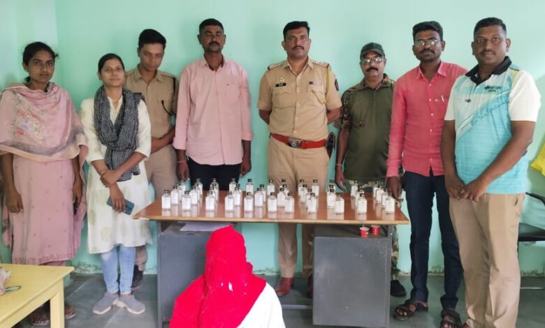 अवैधरित्या देशी दारू विक्री करताना रंगेहात पकडले . अवैधरित्या देशी दारू विक्री करताना रंगेहात पकडले .