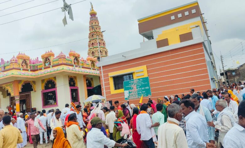 कोलंबी येथे गुरुपौर्णिमे निमित्त अलोट भक्तीचा महापूर. कोलंबी येथे गुरुपौर्णिमे निमित्त अलोट भक्तीचा महापूर.