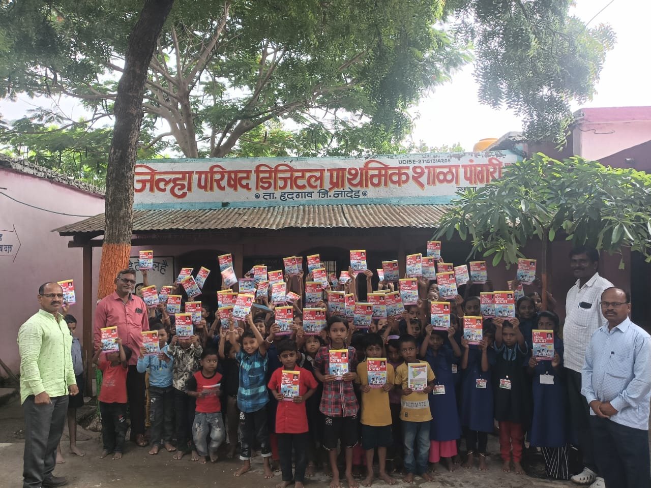 इंटरशिपच्या पहिल्या पगारातून समाजसेवा : डॉ. स्नेहल वाघमारे यांच्याकडून जिल्हा परिषद शाळेतील विद्यार्थ्यांना इंग्रजी उजळणी साहित्य वाटप.