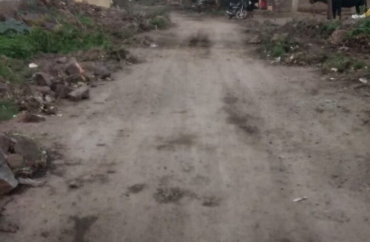 अतिक्रमणामुळे रस्त्याची रुंदी होतेय कमी अतिक्रमणामुळे रस्त्याची रुंदी होतेय कमी