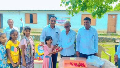 शंकरराव चव्हाण यांची जयंतीचव्हाण विद्यालय कोलंबी येथे विद्यार्थ्यांना प्रबोधन व खाऊ वाटप करून साजरी.