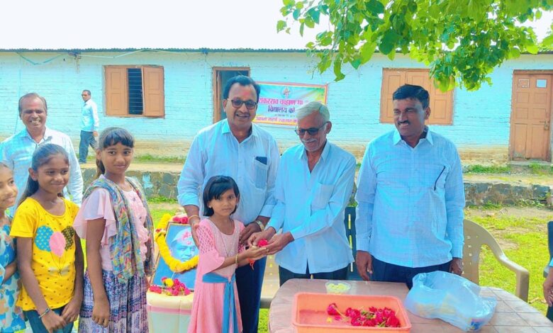 शंकरराव चव्हाण यांची जयंतीचव्हाण विद्यालय कोलंबी येथे विद्यार्थ्यांना प्रबोधन व खाऊ वाटप करून साजरी. शंकरराव चव्हाण यांची जयंतीचव्हाण विद्यालय कोलंबी येथे विद्यार्थ्यांना प्रबोधन व खाऊ वाटप करून साजरी.