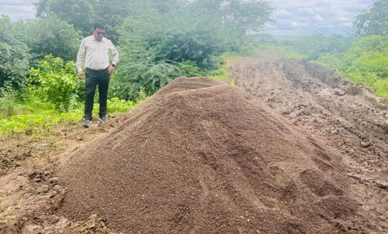 तहसीलदार मुंगाजी काकडे यांच्या धाडसाने वाळू तस्कर हादरले . तहसीलदार मुंगाजी काकडे यांच्या धाडसाने वाळू तस्कर हादरले .