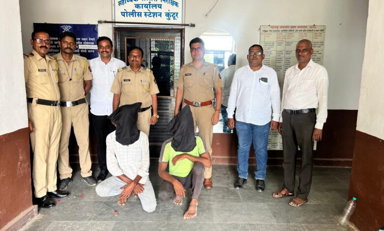 शेळ्या चोरणाऱ्याना कुंटूर पोलिसांनी केले जेरबंद .डोंगरगाव शिवारात मिळाल्या 5 शेळ्या चार जणां विरुद्ध गुन्हा दाखल ..दोघे ताब्यात दोन फरार. शेळ्या चोरणाऱ्याना कुंटूर पोलिसांनी केले जेरबंद .डोंगरगाव शिवारात मिळाल्या 5 शेळ्या चार जणां विरुद्ध गुन्हा दाखल ..दोघे ताब्यात दोन फरार.