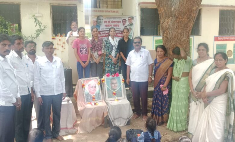 शंकरराव चव्हाण मा व उच्च माध्यमिक विद्यालय आष्टा येथे शंकरराव चव्हाण यांच्या जयंतीनिमित्त वृक्षारोपण व गुणवंत विद्यार्थ्यांचा सत्कार . शंकरराव चव्हाण मा व उच्च माध्यमिक विद्यालय आष्टा येथे शंकरराव चव्हाण यांच्या जयंतीनिमित्त वृक्षारोपण व गुणवंत विद्यार्थ्यांचा सत्कार .