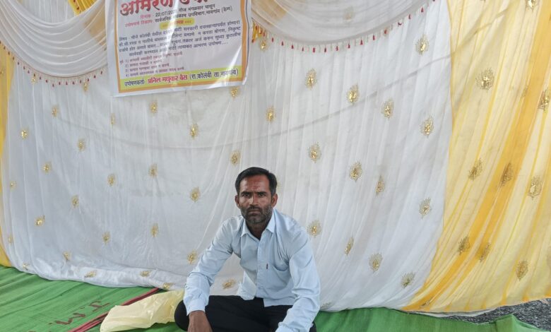 कोलंबीच्या सी सी रस्त्याच्या कामातील गैरप्रकारांची चौकशी साठी सामाजिक कार्यकर्ते अनिल बैस यांचे सा . बा. विभाग कार्यालय नायगाव समोर आमरण उपोषण — कोलंबीच्या सी सी रस्त्याच्या कामातील गैरप्रकारांची चौकशी साठी सामाजिक कार्यकर्ते अनिल बैस यांचे सा . बा. विभाग कार्यालय नायगाव समोर आमरण उपोषण —