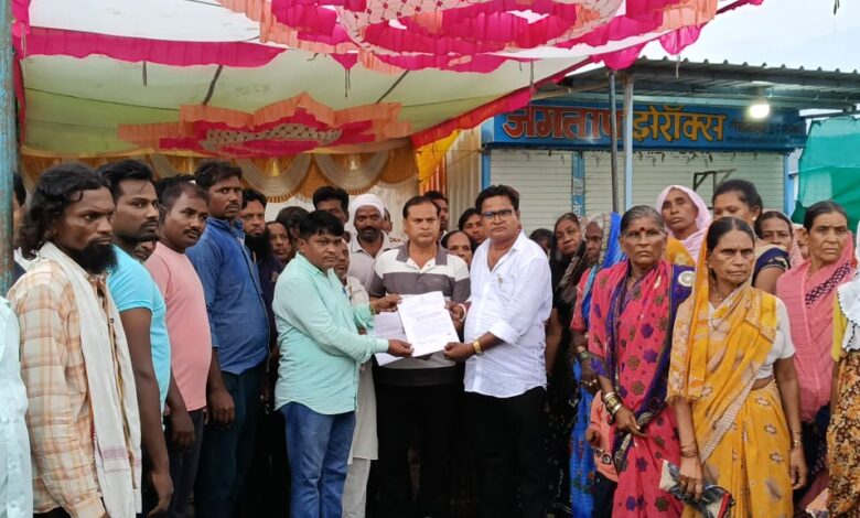 घरकुल लाभार्थ्याना ५ ब्रास रेती मोफत व खाजगी बांधकामासाठी ६०० रु. ब्रासने रेती मिळण्याचा मार्ग मोकळा ; घरकुलाचे प्रलंबित हप्ते १० दिवसात मिळणार !. घरकुल लाभार्थ्याना ५ ब्रास रेती मोफत व खाजगी बांधकामासाठी ६०० रु. ब्रासने रेती मिळण्याचा मार्ग मोकळा ; घरकुलाचे प्रलंबित हप्ते १० दिवसात मिळणार !.