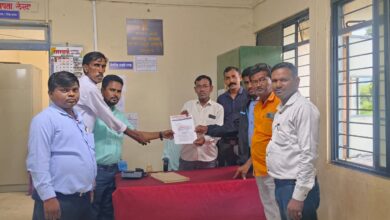 सक्तीची पिक कर्ज वसुली थांबवून शेतकऱ्यांच्या खात्यास लावण्यात आलेले होल्ड तात्काळ काढा.