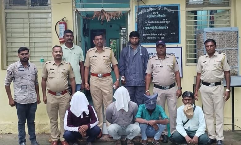 पोलीस निरीक्षकाची मटका अड्ड्यावर धाड . पोलीस निरीक्षकाची मटका अड्ड्यावर धाड .