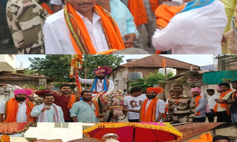 माहूर गडावरील वैभवशाली पोळा उत्साहात संपन्न! ; शेतकरी कर्जमाफीच्या झडतीच्या गणातून सरकारच्या आश्वासनाचा उपहास!. माहूर गडावरील वैभवशाली पोळा उत्साहात संपन्न! ; शेतकरी कर्जमाफीच्या झडतीच्या गणातून सरकारच्या आश्वासनाचा उपहास!.