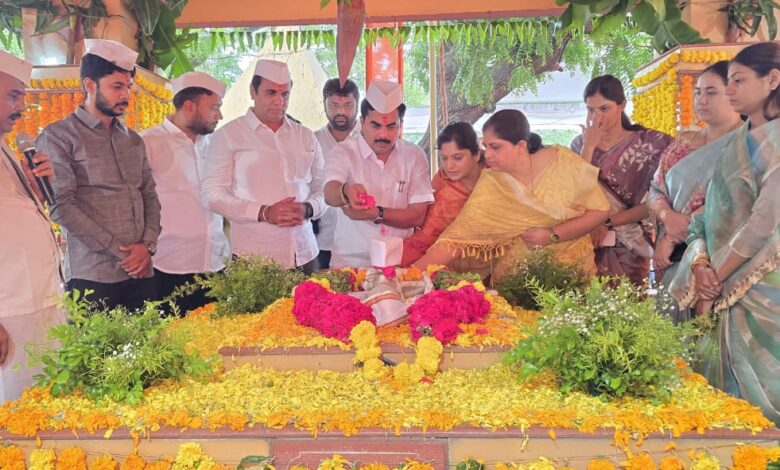 स्व. बळवंतराव चव्हाण यांच्या १८व्या पुण्यतिथीप्रित्यर्थ अभिवादन; २६ ऑगस्ट रोजी पुतळा अनावरणाचा सोहळा खा. रविंद्र चव्हाण . स्व. बळवंतराव चव्हाण यांच्या १८व्या पुण्यतिथीप्रित्यर्थ अभिवादन; २६ ऑगस्ट रोजी पुतळा अनावरणाचा सोहळा खा. रविंद्र चव्हाण .