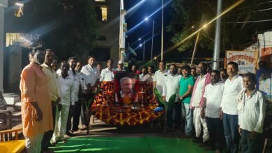 कै खासदार वसंतराव चव्हाण यांची प्रथम जयंती मारोती कतुरवार यांच्या निवासस्थाना समोर साजरी.