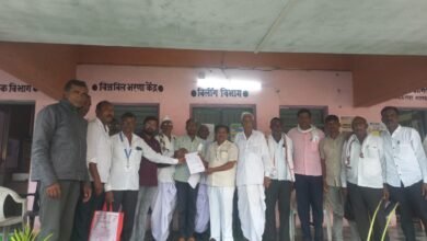 दोन महिन्यांपासून होटाळा गाव अंधारात; ग्रामस्थांचा रोष,संतप्त ग्रामस्थांचा उपविभागीय कार्यालयास टाळे.