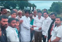 рдореБрдХреНрд░рд╛рдорд╛рдмрд╛рдж рдпреЗрдереАрд▓ 40 рдореНрд╣рд╢реА рджрдЧрд╛рд╡рд▓реЗрд▓реНрдпрд╛ рд╢реЗрддрдХрд▒реНрдпрд╛рд▓рд╛ рдХрд╡рд│реЗ рдЧреБрд░реБрдЬреАрдВрдиреА рдЖрдкрд▓реНрдпрд╛ рд╡реНрдпрд╛рд╣реА рдЕрд╕рд▓реЗрд▓реНрдпрд╛ рд░рд╛рдЬреНрдпрд╛рдЪреЗ рдорджрдд рд╡ рдкреБрдирд░реНрд╡рд╕рди рдордВрддреНрд░реА рдордХрд░рдВрдж рдЖрдмрд╛ рдкрд╛рдЯреАрд▓ рдпрд╛рдВрдЪреНрдпрд╛рдХрдбреЗ рдорджрдд рдХрд░рдгреНрдпрд╛рдЪреА рдХреЗрд▓реА рдорд╛рдЧрдгреА. рдореБрдХреНрд░рд╛рдорд╛рдмрд╛рдж рдпреЗрдереАрд▓ 40 рдореНрд╣рд╢реА рджрдЧрд╛рд╡рд▓реЗрд▓реНрдпрд╛ рд╢реЗрддрдХрд▒реНрдпрд╛рд▓рд╛ рдХрд╡рд│реЗ рдЧреБрд░реБрдЬреАрдВрдиреА рдЖрдкрд▓реНрдпрд╛ рд╡реНрдпрд╛рд╣реА рдЕрд╕рд▓реЗрд▓реНрдпрд╛ рд░рд╛рдЬреНрдпрд╛рдЪреЗ рдорджрдд рд╡ рдкреБрдирд░реНрд╡рд╕рди рдордВрддреНрд░реА рдордХрд░рдВрдж рдЖрдмрд╛ рдкрд╛рдЯреАрд▓ рдпрд╛рдВрдЪреНрдпрд╛рдХрдбреЗ рдорджрдд рдХрд░рдгреНрдпрд╛рдЪреА рдХреЗрд▓реА рдорд╛рдЧрдгреА.