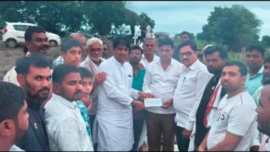 मुक्रामाबाद येथील 40 म्हशी दगावलेल्या शेतकऱ्याला कवळे गुरुजींनी आपल्या व्याही असलेल्या राज्याचे मदत व पुनर्वसन मंत्री मकरंद आबा पाटील यांच्याकडे मदत करण्याची केली मागणी.