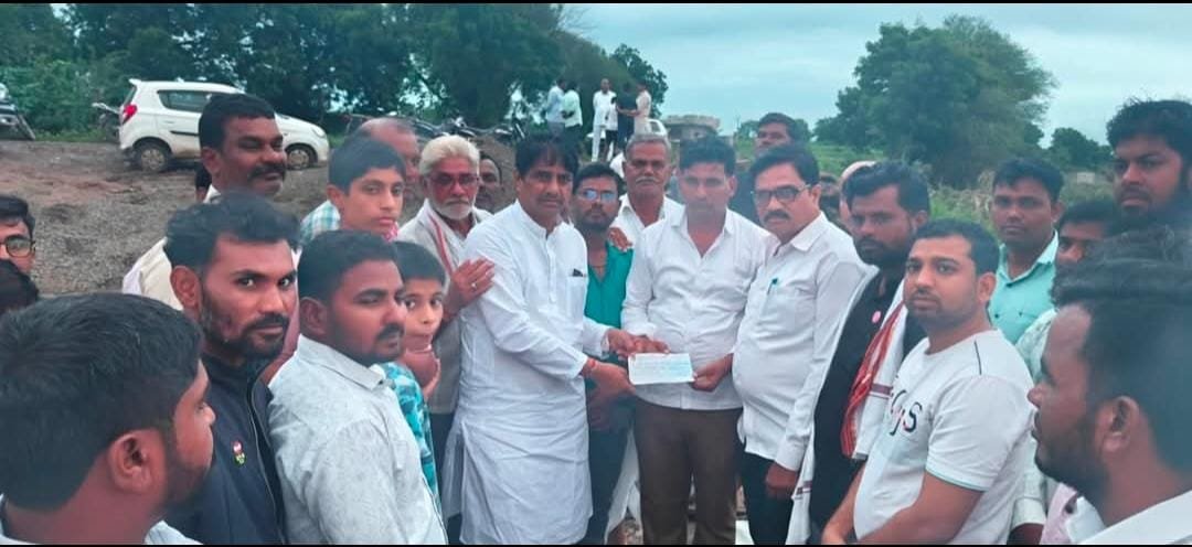 मुक्रामाबाद येथील 40 म्हशी दगावलेल्या शेतकऱ्याला कवळे गुरुजींनी आपल्या व्याही असलेल्या राज्याचे मदत व पुनर्वसन मंत्री मकरंद आबा पाटील यांच्याकडे मदत करण्याची केली मागणी.