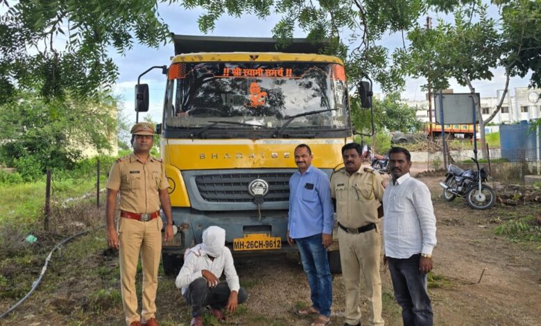 अवैध रेती वाहतूक करणारा हायवा टिप्पर रामतीर्थ पोलिसांच्या जाळ्यात ; २५ लाखांहून अधिक किमतीचा मुद्देमाल जप्त; चालकाविरुद्ध गुन्हा दाखल. अवैध रेती वाहतूक करणारा हायवा टिप्पर रामतीर्थ पोलिसांच्या जाळ्यात ; २५ लाखांहून अधिक किमतीचा मुद्देमाल जप्त; चालकाविरुद्ध गुन्हा दाखल.