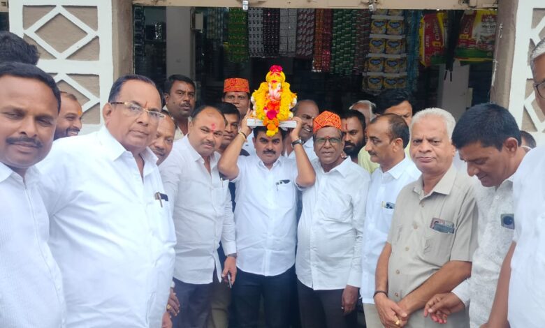 नायगांव शहरातील मानाच्या गणरायाची खासदार रवींद्र पाटील चव्हाण यांच्या प्रमुख उपस्थितीत स्थापना वर्षनु वर्षाची अखंड परंपरा . नायगांव शहरातील मानाच्या गणरायाची खासदार रवींद्र पाटील चव्हाण यांच्या प्रमुख उपस्थितीत स्थापना वर्षनु वर्षाची अखंड परंपरा .