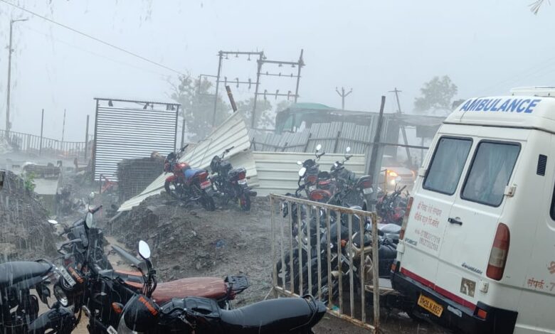 ऋषीपंचमीला माहूरगडावर भाविकांची गर्दी, मुसळधार पावसाने उडवली धांदल. ऋषीपंचमीला माहूरगडावर भाविकांची गर्दी, मुसळधार पावसाने उडवली धांदल.