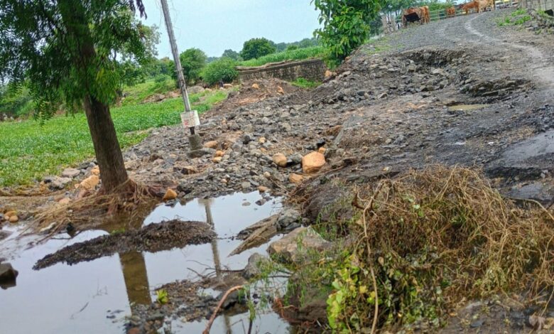 टाकळगाव-ताकबीड रस्ता बंद; चार दिवसांपासून जनजीवन विस्कळीत,शेतीचे प्रचंड नुकसान प्रशासनाचे दुर्लक्ष. टाकळगाव-ताकबीड रस्ता बंद; चार दिवसांपासून जनजीवन विस्कळीत,शेतीचे प्रचंड नुकसान प्रशासनाचे दुर्लक्ष.