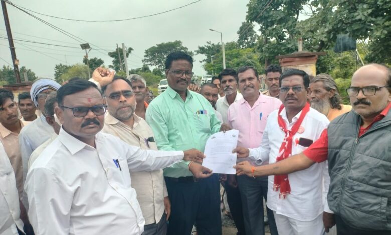 तहसीलदाराच्या लेखी आश्वासनाने अखिल भारतीय किसान सभेचे आंदोलन स्थगित ! तहसीलदाराच्या लेखी आश्वासनाने अखिल भारतीय किसान सभेचे आंदोलन स्थगित !