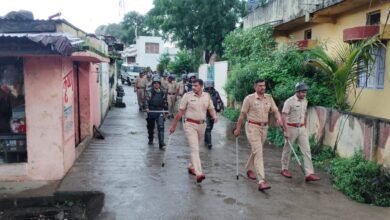 सण उत्सवांच्या पार्श्वभूमीवर पोलिसांचे पथसंंचालन ; भर पावसात पोलिसांच्य पथसंचलन.