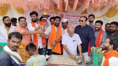 शिवसेना उबाठा कडून हजारो भाविकांना महाप्रसादाला सुरुवात ; सतत 11 दिवस चालणार महाप्रसादाचे वाटप.