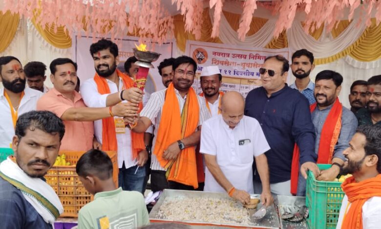 शिवसेना उबाठा कडून हजारो भाविकांना महाप्रसादाला सुरुवात ; सतत 11 दिवस चालणार महाप्रसादाचे वाटप. शिवसेना उबाठा कडून हजारो भाविकांना महाप्रसादाला सुरुवात ; सतत 11 दिवस चालणार महाप्रसादाचे वाटप.