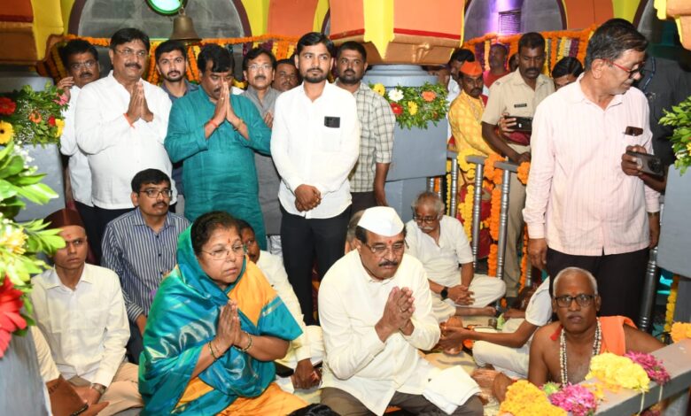 उदे ग अंबे उदे चा गजरात हजारो भाविकांनी घटस्थापनेला लावली हजेरी ; श्री रेणुका मातेला पहिली माळ अर्पण ; मान्यवरांच्या उपस्थितीत घटस्थापना संपन्न. उदे ग अंबे उदे चा गजरात हजारो भाविकांनी घटस्थापनेला लावली हजेरी ; श्री रेणुका मातेला पहिली माळ अर्पण ; मान्यवरांच्या उपस्थितीत घटस्थापना संपन्न.