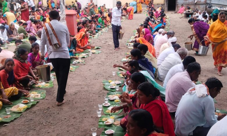 नवरात्रोत्सवात श्री.आनंद दत्त धाम आश्रमाकडून हजारो भाविकांना अन्नदान. नवरात्रोत्सवात श्री.आनंद दत्त धाम आश्रमाकडून हजारो भाविकांना अन्नदान.